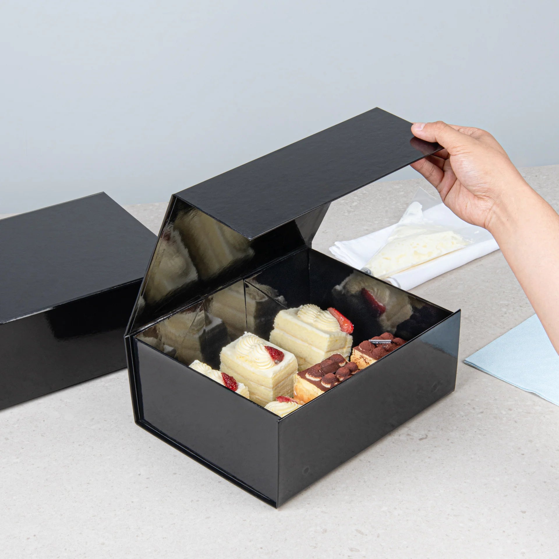 Gloss Black Magnetic Paper Box – Large